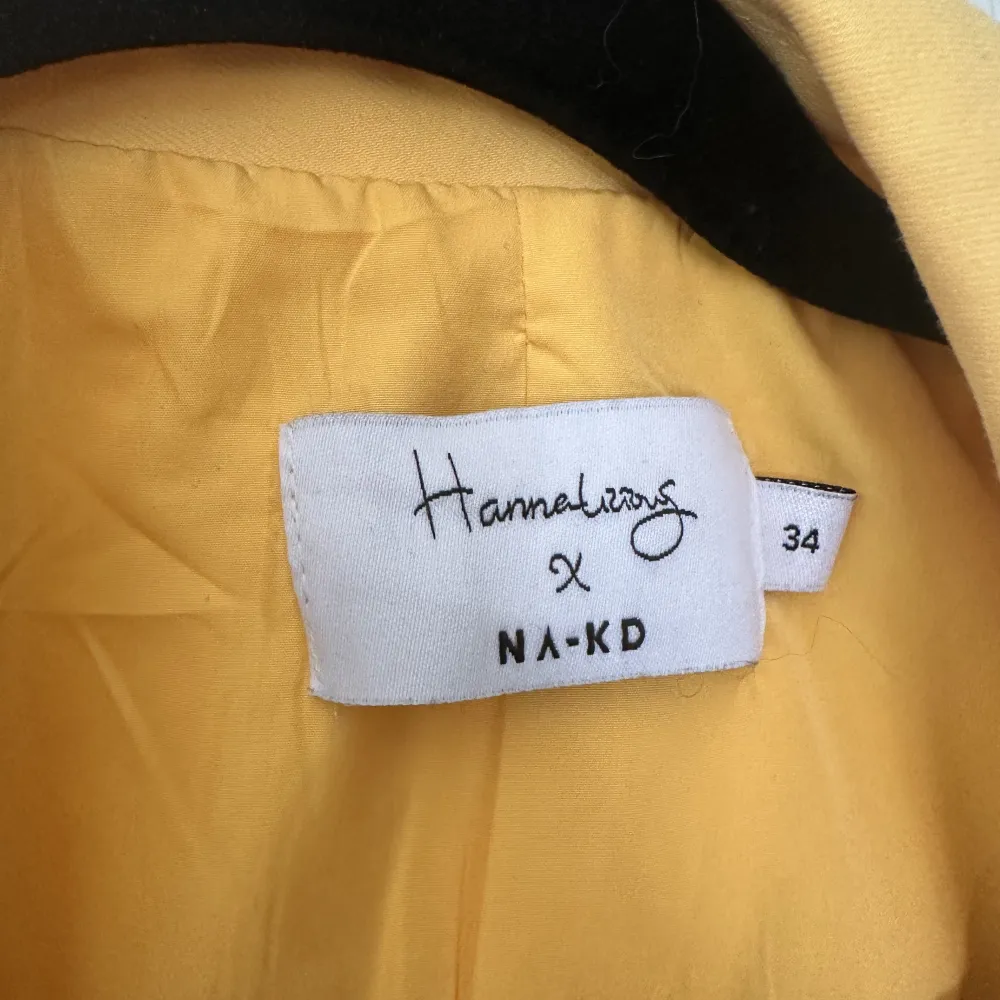 Gul blazer från Hannalicous kollektion på Nakd 🌼Använd Max 2 gånger . Kostymer.