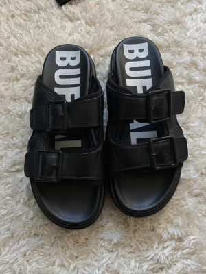 Buffalo chunky sandaler - Storlek 38. Använt 2-3 ggr. För små för mig 