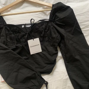 Satinblus - Ny blus med prislapp kvar. I satin liknande material. Storlek 36