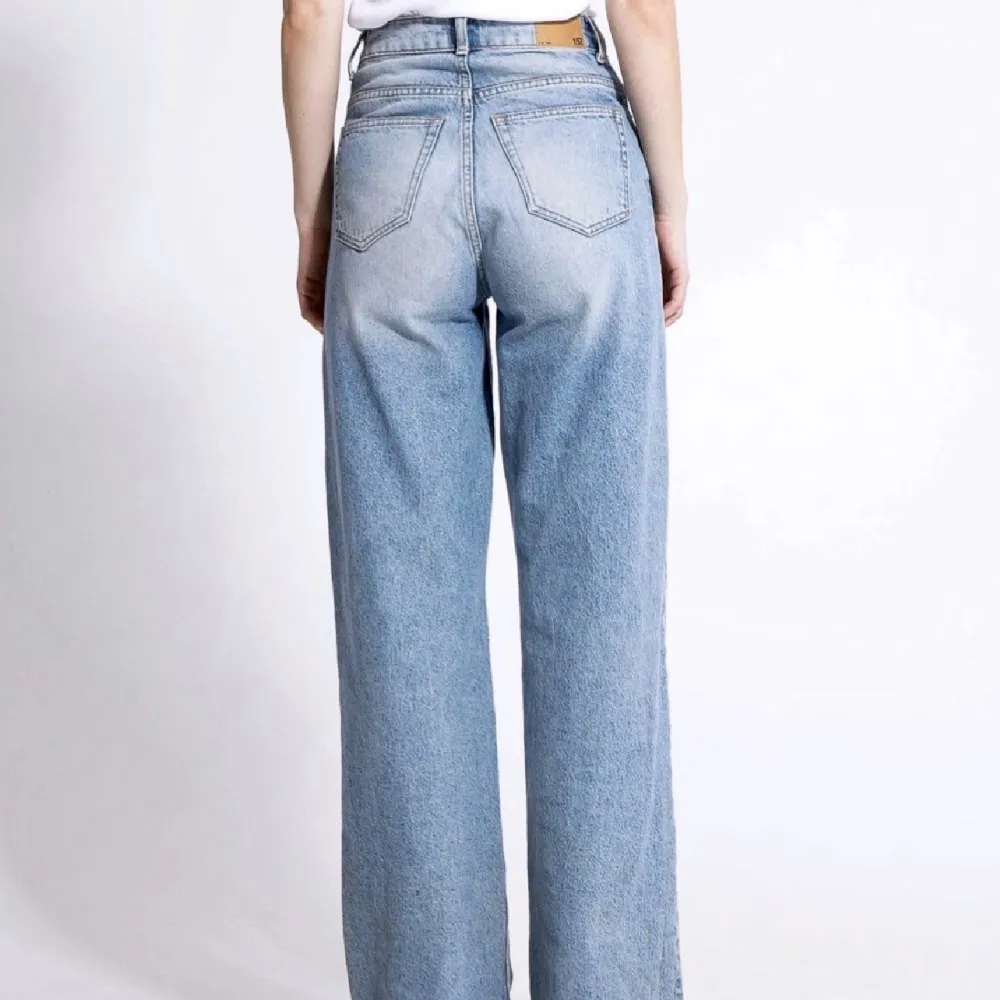 Vida jeans köpta för 300 kr. Byxorna är inte använda eftersom att jag har ett till par som är likadana. Passar storlek xxs och xs.  . Jeans & Byxor.