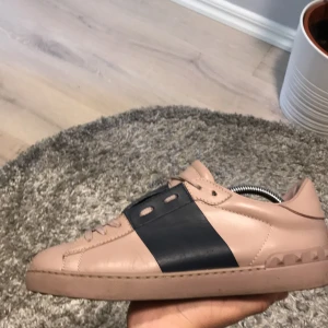 Valentino skor  - Köpta på Plick dem är äkta OBS box medföljer ej!!! Tar emot byten också 