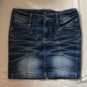 y2k jeanskjol - Säljer denna jeanskjol som ger lite y2k vibes! Den är tyvärr för liten på mig så därav att jag säljer den.🩵Midjemått 37cm rakt över, längd 40,5cm🩵