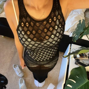 Strandklänning - Hej säljer den här jätte fina strandklänning pga att det är för lång för mig och kommer inte till användning🥰 den är ungefär 10 cm för lång för mig och jag är 158💕jätte strechig material det står ingen storlek men skulle säga xs-m🌸ser ut som ny❤️