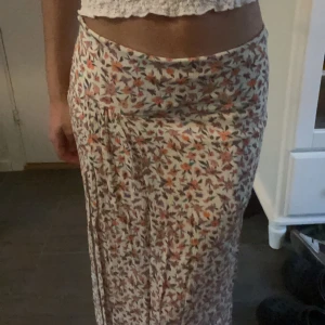 Blommig långkjol  - Denna fina kjolen kommer inte till användning och säljer därför den💕materialet är jätte lent och luftigt och på vänster sida finns även en slit upp till låret💞skriv vid frågor💗