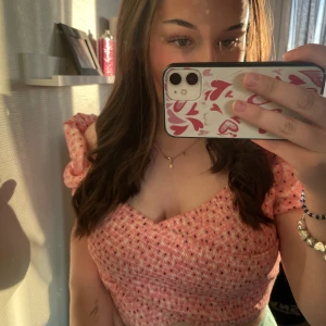 Rosa topp - Söt topp från shein som inte kommer till användning längre, väldigt fin topp till sommaren💓☀️Använd fåtal gånger förra somaren, köpt för 150kr men säljer för 70kr+frakt. Om frågor eller fler bilder önskas är det bara att skriva💓💓