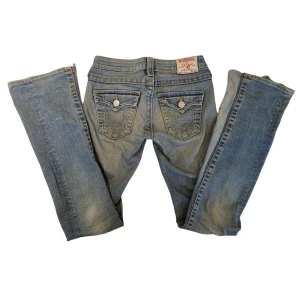 True Religion jeans - ❗️OBS: trasig gylf.❗️Lågmidjade och utsvängda jeans från True Religion, mått står på sista bilden🩷 Skriv om du har frågor!