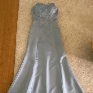 Balklänning  - säljer en blå balklänning i storlek  xs/s.