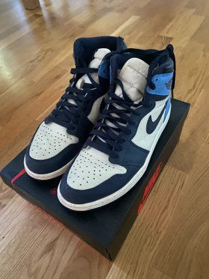 Jordan 1 Retro High Obsidian - Jordan 1 Retro High Obsidian. Köpta från StockX. Storlek 42 (US9). Skick 8/10.