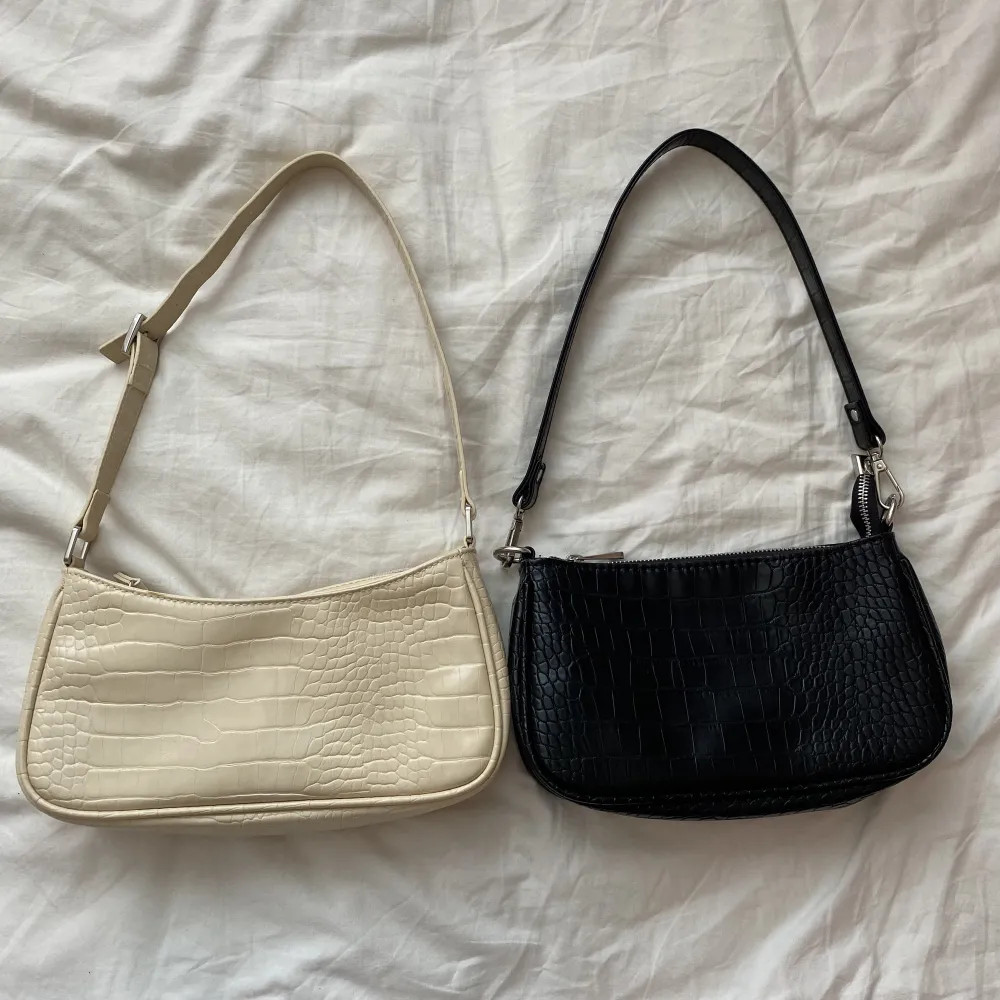 säljer dessa två minibags i svart och beiget för 100kr/st🌟🌟. Väskor.
