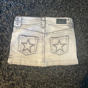 jeanskjol - skitsnygg grå minikjol med stjärndetaljer och asnygga kedjor som detaljer från Lindex. Beställda från sellpy men tyvärr för små🙁 köparen står för frakten❤️