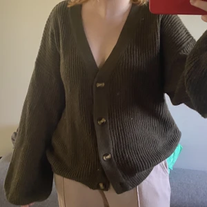 Söt cardigan  - Urgullig cardigan som tyvärr inte kommer till användning passar nog Xs-L