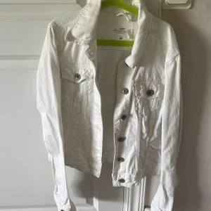 Jeansjacka  - Vit jeansjacka. Använd 1 gång. Storlek 36 
