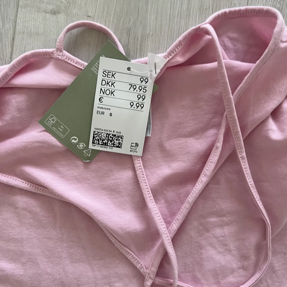 Oanvänd rosa tight känning från H&M. Superfin nu inför sommaren. Nypris 99 kr. Säljer den för 50 + frakt eftersom den är helt oanvänd . Klänningar.
