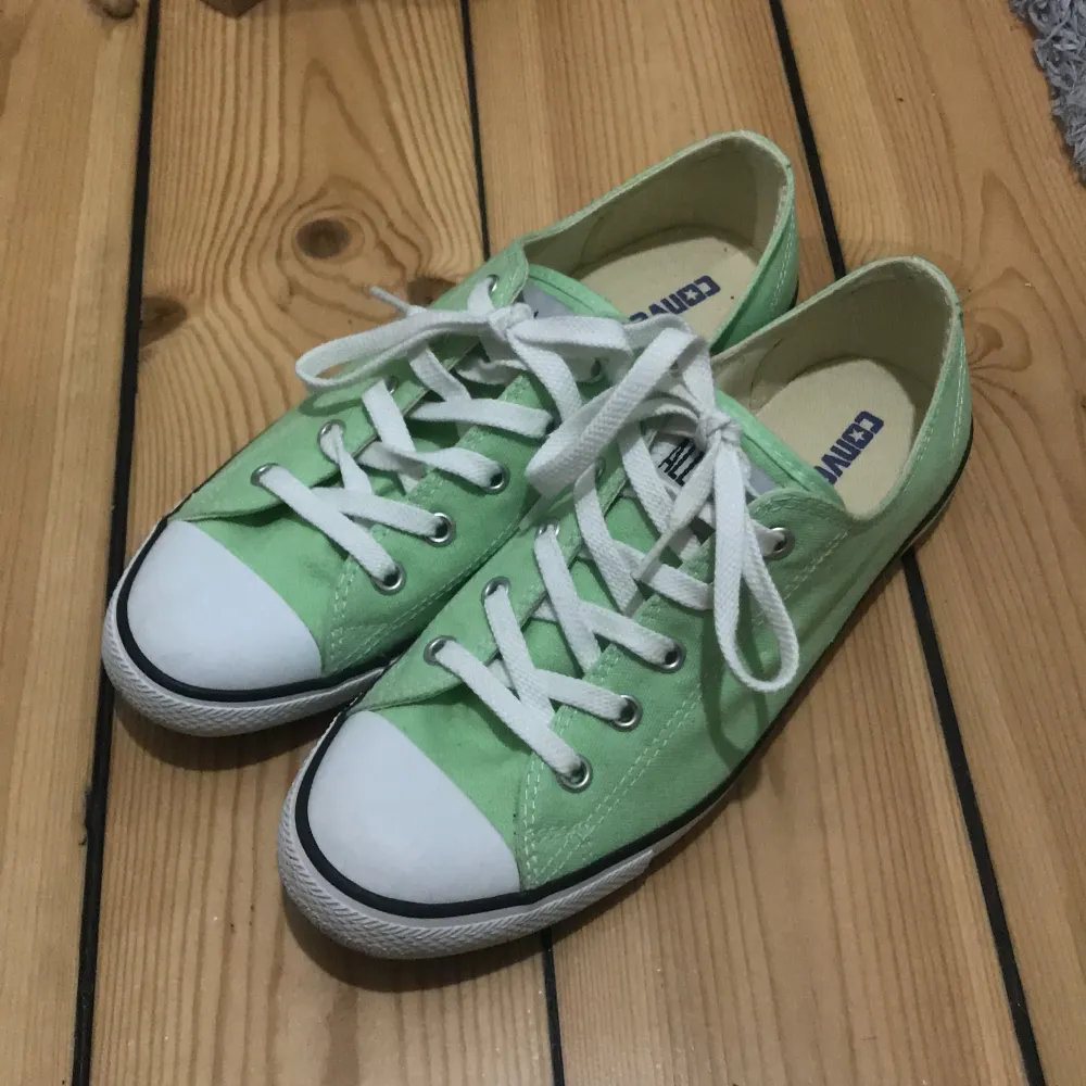 Ett par ljusgröna converse skor som jag köpte här på plick i oanvänt skick, men de kommer aldrig till användning. Originalförpackningen finns om den önskas att skickas med 💚Skriv vid frågor 🙃 Använd köp nu, eller skriv vid köp 😋💗. Skor.