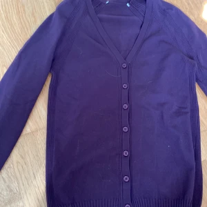 kofta - Tajt kofta/tröja. Knapparna går hela vägen upp och den är v-ringad. Går att använda som en kofta eller en tröja. Den är nog storlek s men passar upp till m tror jag. Super söt💕