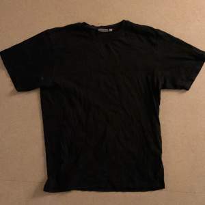 Basic svart T-shirt från tribute 
