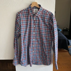 Rutig Skjorta från Shirt Factory - Som sagt en the Shirt Factory skjorta. Mycket fint skick. Slim fit storlek 41 alltså typ L.