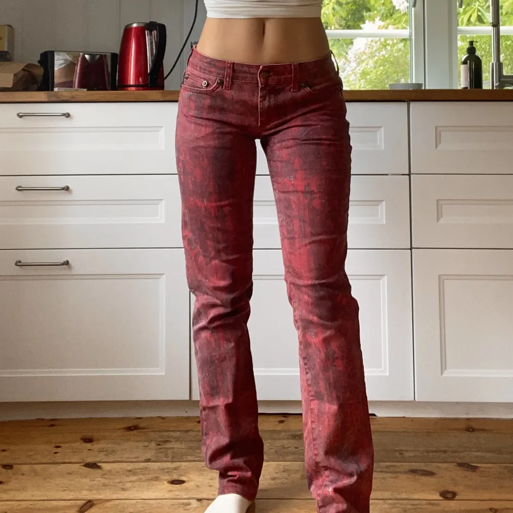 Röd bräckliga lågmidjade jeans från Just Cavalli. Midjemåttet är 79cm och innerbenslängden är 80cm.. Jeans & Byxor.