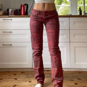 Röd bräckliga lågmidjade jeans från Just Cavalli. Midjemåttet är 79cm och innerbenslängden är 80cm.