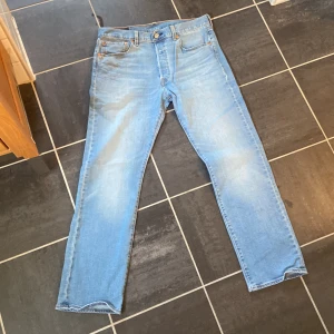 Levis 501 - Ett par helt oanvända Levis 501 storlek 33/30. Skick: 9/10 Nypris: Cirka 1000 