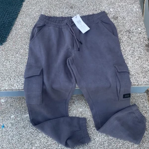 Mjukisar  - Helt nya aldrig använt prislappen kvar på byxorna. Säljer för att den är för stor s