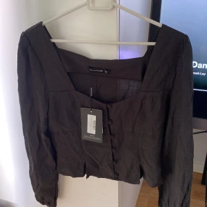 Tröja - Säljer denna gulliga blus/tröja från prettylittlething. Då den tyvär var för liten vid bysten och glömde skicka tillbaka den.