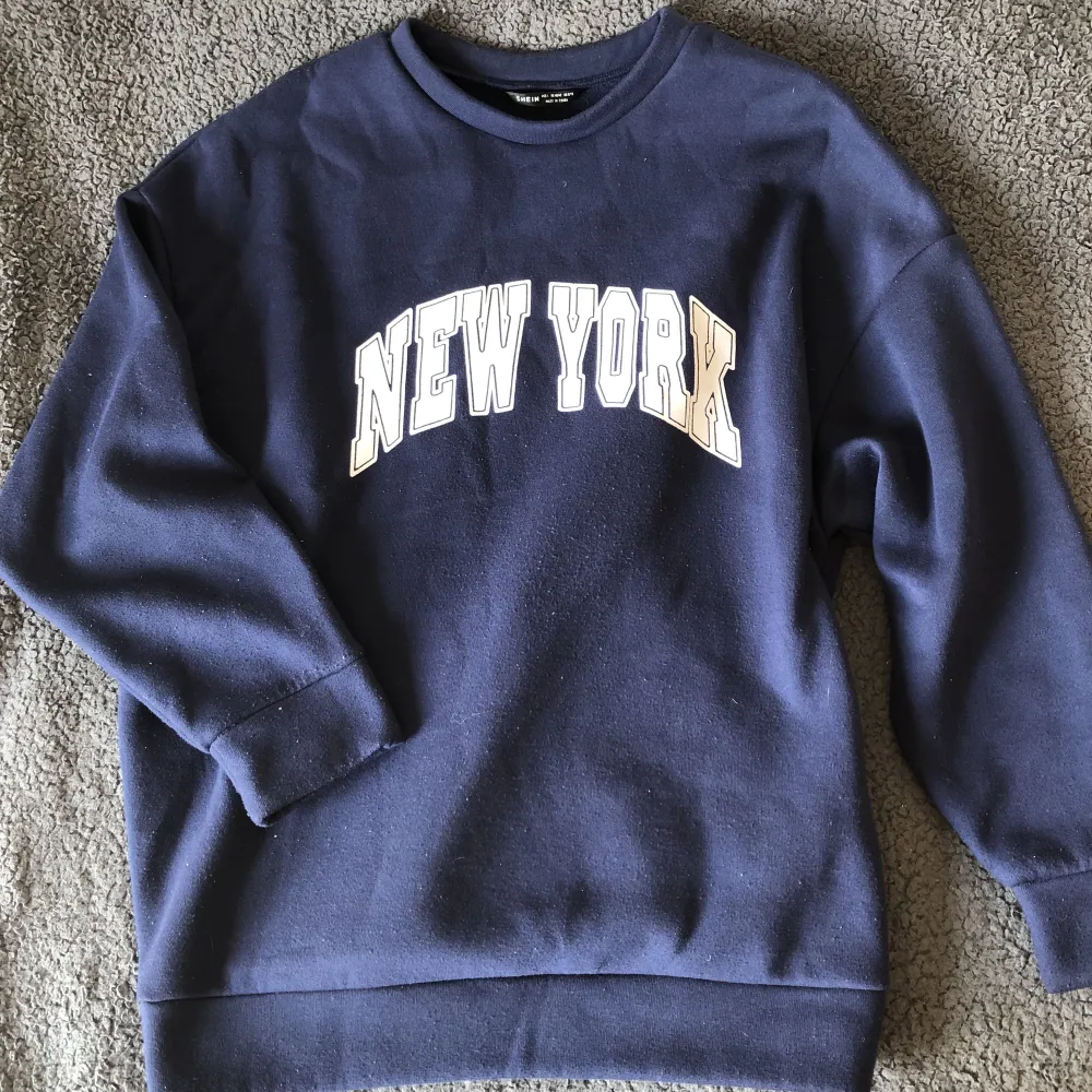 Säljer den här mörkblåa sweatshirten med tyck där det står ”New York”. Bra skick. Säljer då jag inte använder den längre . Hoodies.