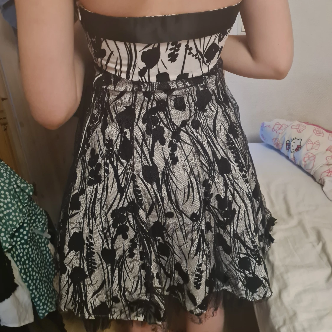 Off-shoulder klädning mönstrad svart-vit - 90