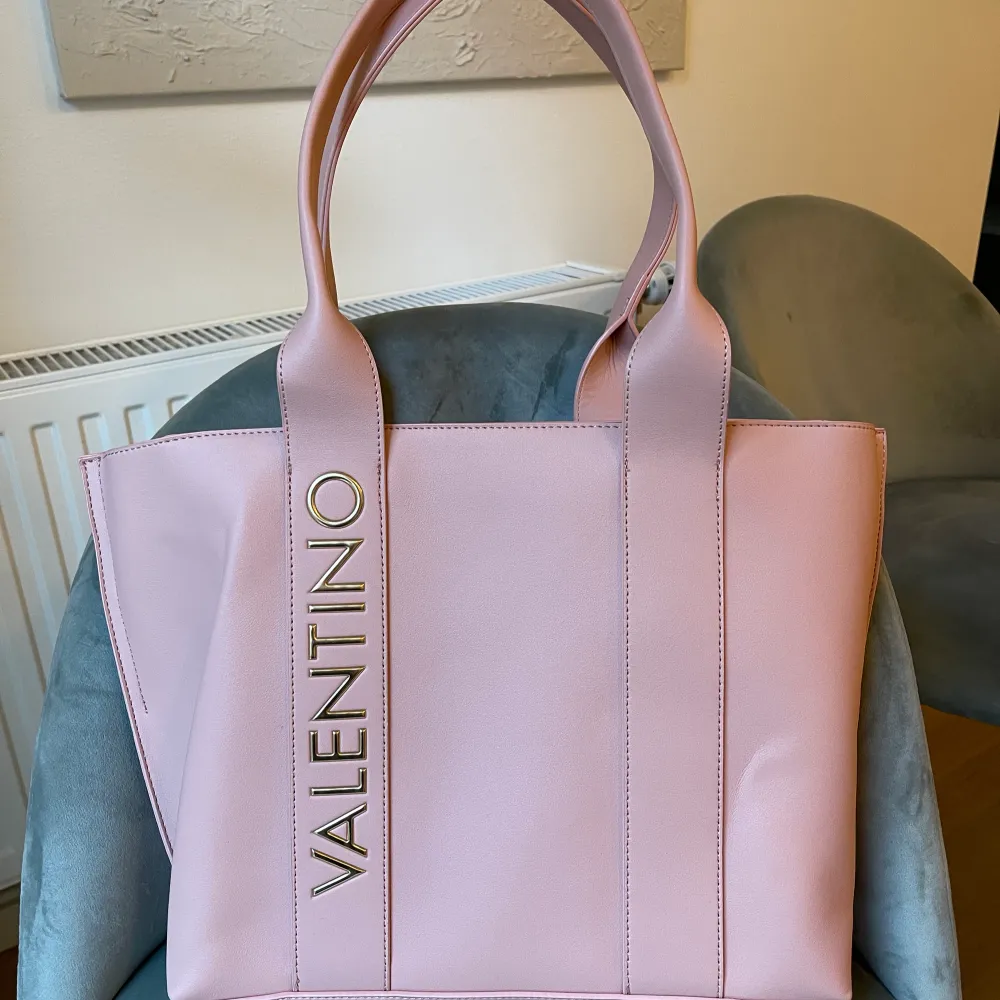 Helt ny Valentino by Mario väska i rosa. Dustbag ingår (se bild 3). Hämtas eller skickas mot frakt. :). Väskor.