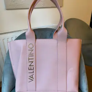 Helt ny Valentino by Mario väska i rosa. Dustbag ingår (se bild 3). Hämtas eller skickas mot frakt. :)