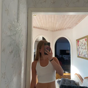 Halternecktopp  - Vit halternecktopp i storlek XS. Aldrig använd