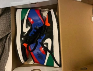 Jordan 1 - Verkligen helt oanvända eftersom de var för små för mig, skit bra skick o allt är som det ska va :)   Modellen på skorna är Multi Patent Jordan 1 mid🤘Står storlek 38,5 men skulle säga 38!   