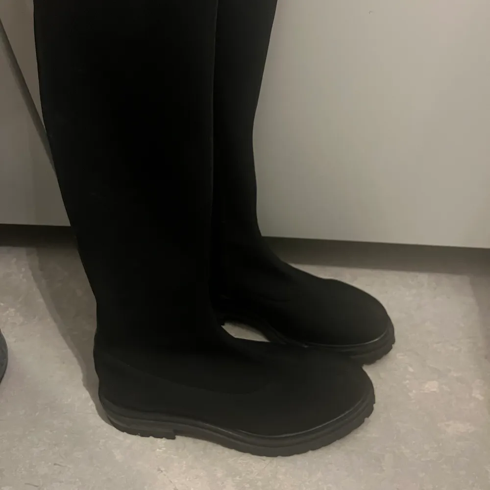 Knappt använda boots. Köpta för 1700 säljer för 1000kr. Storlek 39. Säljs pga fel storlek. . Skor.