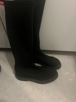 Boots  - Knappt använda boots. Köpta för 1700 säljer för 1000kr. Storlek 39. Säljs pga fel storlek. 