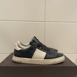 Valentino Flycrew - Mörkblåa Valentino Flycrews i storlek 39,5, passar 40-41. Har tappat en nit men annars är dom i utmärkt skick. Box medkommer. Bud från 2300!