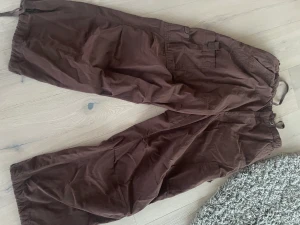 Jaded London Parachute Pants/Fallskärms byxor - Sjukt snygga knappt använda jaded london parachute pants i en brun färg. Knappt används och i mycket fint skick. Skriv för frågor!