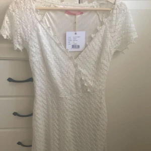 Studentklänning  - Jättefin studentklänning, säljer för att den inte tyvärr sitter bra på mig💓 Den är från Pernilla Wahlgrens märke och är aldrig använd endast testad, köpt för 1200💕