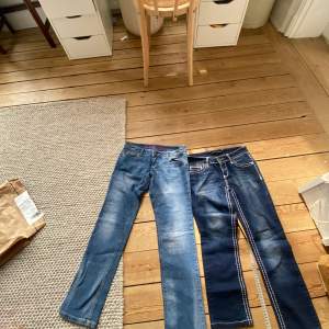 Super snygga lågmidjade jeans som tyvärr inte passar mig, köpta second hand. Är inte 💯 på storlek men jag tror det är 25-26/32