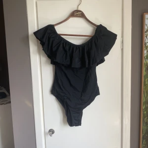 Baddräkt köpt från Therese Lindgren  - Köpte baddräkten från hennes utförsäljning, fint skick  - söt offshoulder baddräkt