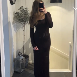 Maxiklänning  - Säljer min super vackra klänning, den är en maxiklänning i modellen och känns precis som skimsklänningarna i materialet , man får verkligen en otrolig figur i denna klänning. ( Frakt 49kr)
