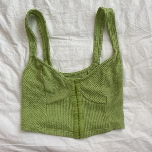 grönt linne - grönt croppat linne ifrån urban outfitters💓💓