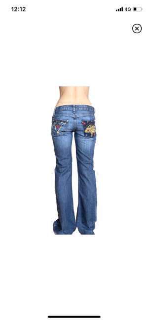 Unika och nya Victoria beckham jeans från 2006 med toppkvalitet och etikett fortfarande kvar. Svåra att få tag på och rare. Midja: 37cm rakt över, 105 cm längd. Jag är 168. Säljer även ett par victoria beckham jeans med kronor på fickorna. 🥰