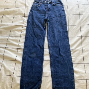 Mörkblåa jeans - Säljer ett par mörkblåa jeans i storlek 32 från Gina Tricot