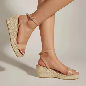 Espadrilleklackar  - Sjuukt fina klackar till sommaren! Säljer för de är lite för stora. Väldigt bekväma. Använd endast en gång. Pris kan diskuteras vid snabb affär. Kostar 229 kr på hemisdan. Skriv för mer info om skorna! FRI FRAKT JUST NU! 