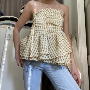 Kjol/bandeau - Säljer min så snygga kjol från H&M jag brukar använda som bandeau topp, så man kan välja själv hur man vill ha den❤️