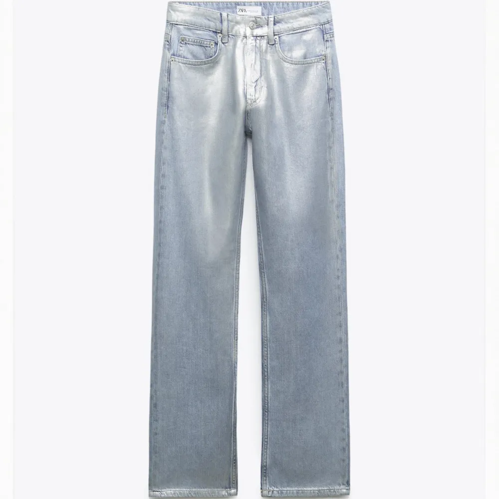 Säljer dessa populära Zarajeans som är slutsålda på hemsidan i denna storlek! Jeansen är helt oanvända och har prislappen kvar. Byxorna har en medelhög midja och är raka i passformen.. Jeans & Byxor.