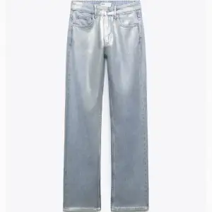 Säljer dessa populära Zarajeans som är slutsålda på hemsidan i denna storlek! Jeansen är helt oanvända och har prislappen kvar. Byxorna har en medelhög midja och är raka i passformen.