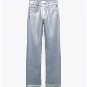 Metallic Zara Jeans - Säljer dessa populära Zarajeans som är slutsålda på hemsidan i denna storlek! Jeansen är helt oanvända och har prislappen kvar. Byxorna har en medelhög midja och är raka i passformen.