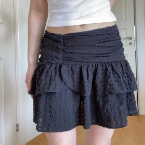 Volangkjol - Säljer nu vidare denna fina volangkjol från Ginatricot. Använd fåtal gånger så i toppen skick. Skriv privat för frågor eller flera bilder. 120kr+frakt 💕