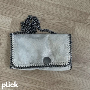 Stella McCartney liknande väska - En jätte fin Stella McCartney liknande väska i ok skick💗 säljer då jag har en annan väska som jag använder mer 😊